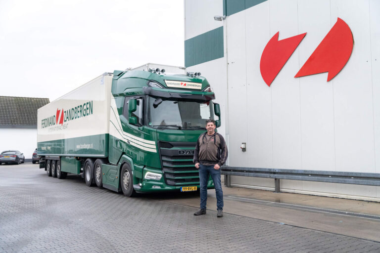 Vrachtwagen + chauffeur 7