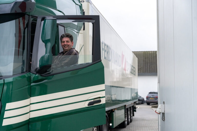 Vrachtwagen + chauffeur 8